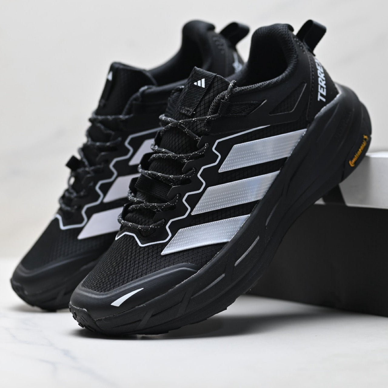 Adidas Wasserdichte Trailrunning-Schuhe – Schwarz-weiße Outdoor-Sneaker